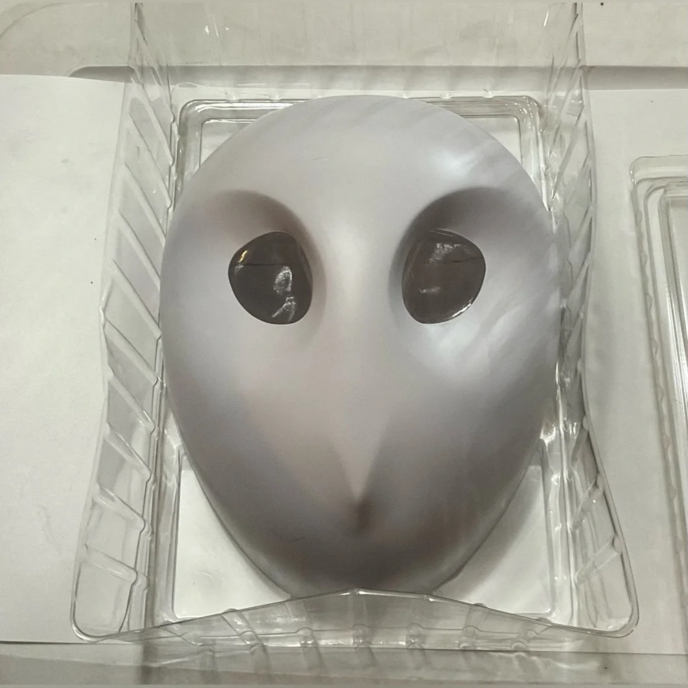 DC COMICS: WHITE PLASTIC BATMAN MASK IN BOX. BUT DOES NOT INCLUDE THE COMIC BOOK